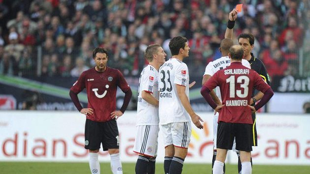 Jérome Boateng z Bayernu dostává červenou kartu v utkání v Hannoveru. Jérome Boateng z Bayernu dostává červenou kartu v utkání v Hannoveru.