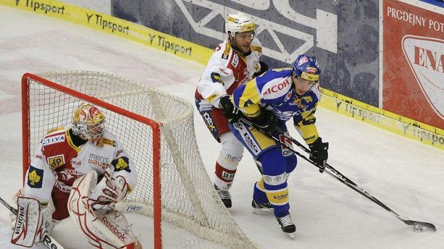 Zleva Dominik Furch a Michal Vondrka ze Slavie a Michal Důras ze Zlína. Zleva Dominik Furch a Michal Vondrka ze Slavie a Michal Důras ze Zlína.