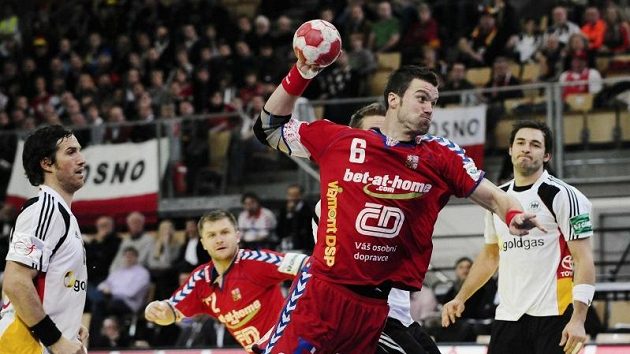 Václav Vraný při střeleckém pokusu v utkání mistrovství Evropy v házené proti Německu. Václav Vraný při střeleckém pokusu v utkání mistrovství Evropy v házené proti Německu.