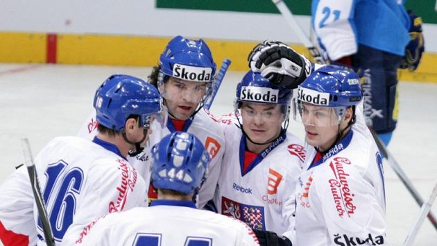 Čeští hokejisté se radují z branky do sítě Finska. Čeští hokejisté se radují z branky do sítě Finska.