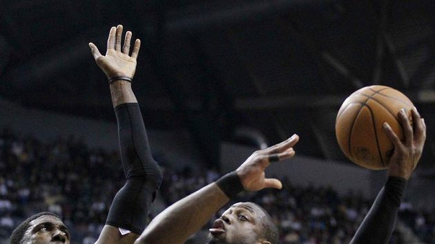 Dwyane Wade (vpravo) byl v zápase k nezastavení. Dwyane Wade (vpravo) byl v zápase k nezastavení.