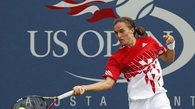 Ukrajinský tenista Alexandr Dolgopolov během utkání s Novakem Djokovičem na US Open. Ukrajinský tenista Alexandr Dolgopolov během utkání s Novakem Djokovičem na US Open.
