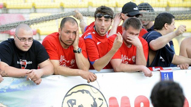 Brněnští fanoušci mají děs v očích. Jejich Zbrojovka hraje špatně i ve druhé lize. Brněnští fanoušci mají děs v očích. Jejich Zbrojovka hraje špatně i ve druhé lize.