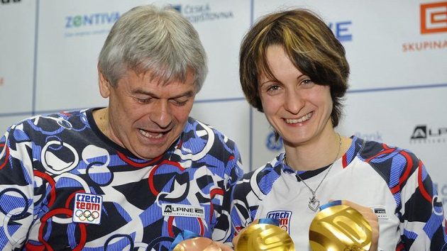Martina Sáblíková a trenér Petr Novák ukazují v olympijské vesnici medailovou žeň. Martina Sáblíková a trenér Petr Novák ukazují v olympijské vesnici medailovou žeň.