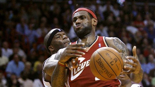 Cleveland Cavaliers LeBron James (R) z Clevelandu v zápase s Miami. Cleveland Cavaliers LeBron James (R) z Clevelandu v zápase s Miami.
