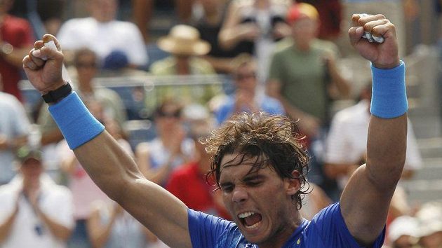 Rafael Nadal oslavuje vítězství nad Davidem Nalbandianem ve 3. kole US Open. Rafael Nadal oslavuje vítězství nad Davidem Nalbandianem ve 3. kole US Open.