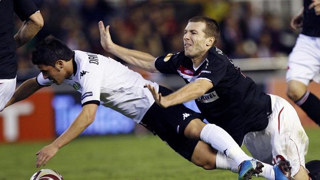 Slávista Benjamin Vomáčka (vpravo) fauluje fotbalistu Sevilly Davida Villu. Slávista Benjamin Vomáčka (vpravo) fauluje fotbalistu Sevilly Davida Villu.