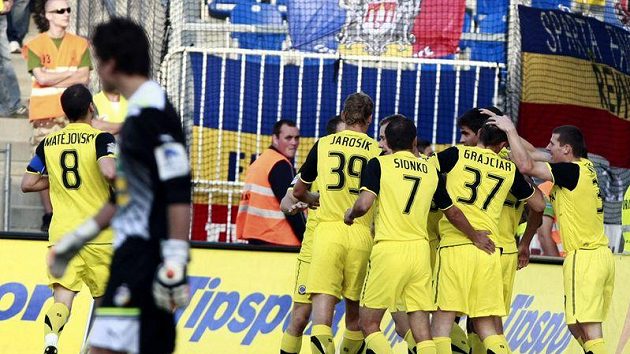 Fotbalisté Sparty se radují z branky do plzeňské sítě. Výhra na hřišti mistrovské Viktorie je pro ně ze všech sedmi podzimních nejcennější. Fotbalisté Sparty se radují z branky do plzeňské sítě. Výhra na hřišti mistrovské Viktorie je pro ně ze všech sedmi podzimních nejcennější.
