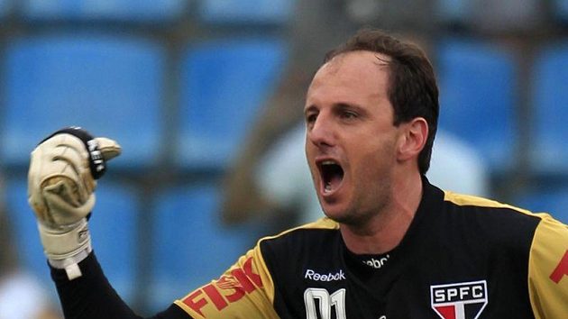 Brankář SAo Paula Rogerio Ceni slaví svůj stý gól. Brankář SAo Paula Rogerio Ceni slaví svůj stý gól.