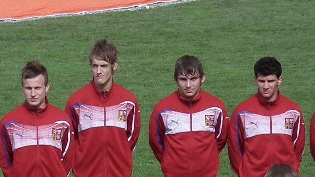 Češi nastupují, Roman Haša druhý zprava. Češi nastupují, Roman Haša druhý zprava.