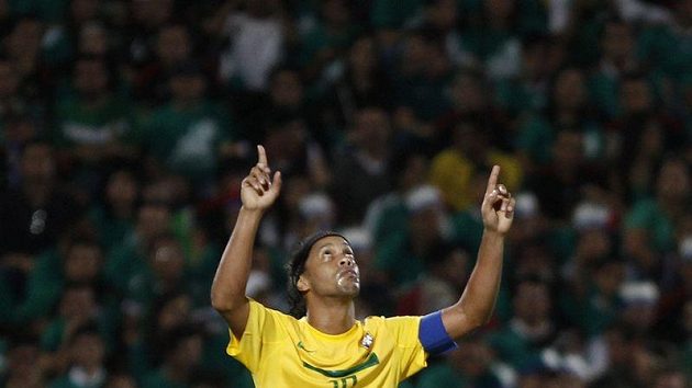 Brazilec Ronaldinho se raduje z gólu do sítě Mexika. Brazilec Ronaldinho se raduje z gólu do sítě Mexika.
