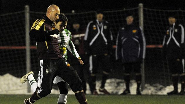 Jan Vorel z Dukly a Aziz Ibragimov z Bohemians 1905 při utkání Tipsport ligy. Jan Vorel z Dukly a Aziz Ibragimov z Bohemians 1905 při utkání Tipsport ligy.