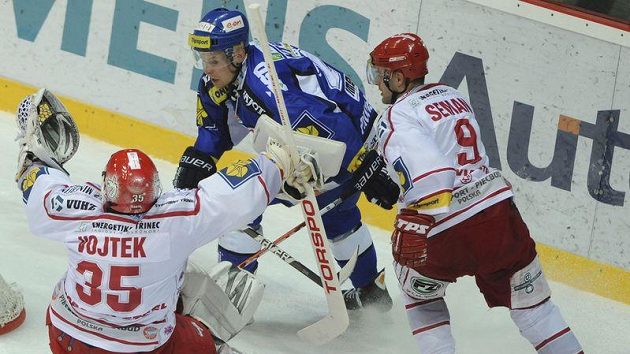 Třinecký brankář Martin Vojtek (vlevo) padá po ataku Radka Procházky z Brna. Třinecký brankář Martin Vojtek (vlevo) padá po ataku Radka Procházky z Brna.