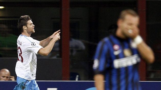 Ondřej Čelůstka z Trabzonsporu (vlevo) se raduje z branky do sítě Interu Milán. Ondřej Čelůstka z Trabzonsporu (vlevo) se raduje z branky do sítě Interu Milán.