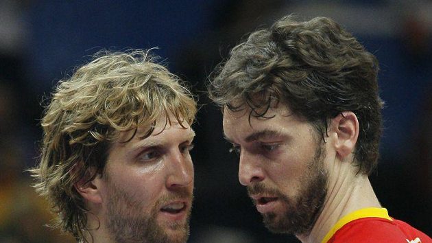 Němec Dirk Nowitzki (vlevo) a Španěl Paul Gasol Němec Dirk Nowitzki (vlevo) a Španěl Paul Gasol