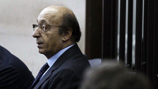 Luciano Moggi před neapolským triubunálem čeká na soudní verdikt. Nakonec byl odsouzen za podvody ve fotbale na pět let a čtyři měsíce. Luciano Moggi před neapolským triubunálem čeká na soudní verdikt. Nakonec byl odsouzen za podvody ve fotbale na pět let a čtyři měsíce.