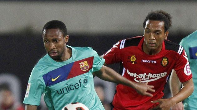 Barcelonský Seydou Keita (vlevoú bojuje o míč s Mmiliem Nsuem z Mallorky. Barcelonský Seydou Keita (vlevoú bojuje o míč s Mmiliem Nsuem z Mallorky.