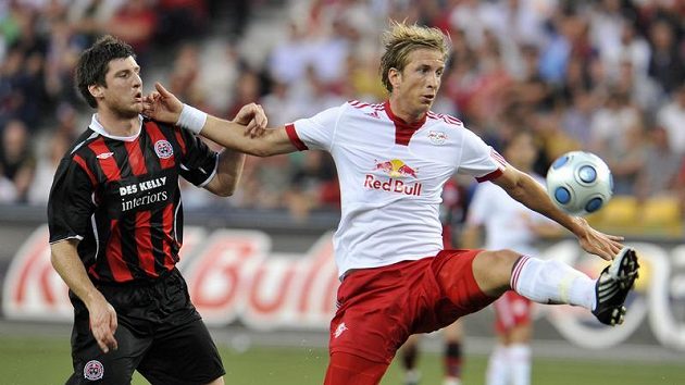 Marc Janko ze Salburku (vpravo) zpracovává míč před Kenem Omanem z Dublinu v utkání druhého předkola Ligy mistrů. Marc Janko ze Salburku (vpravo) zpracovává míč před Kenem Omanem z Dublinu v utkání druhého předkola Ligy mistrů.