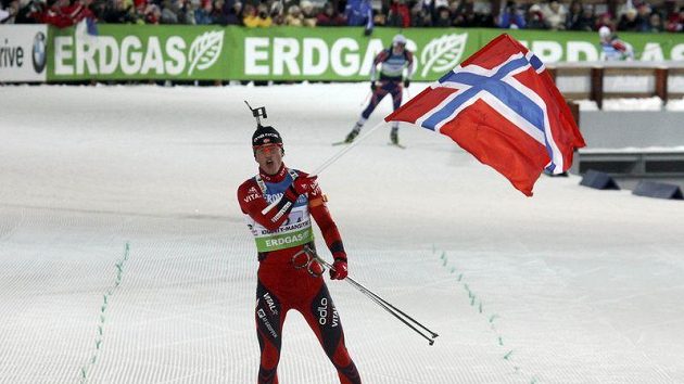 Norský biatlonista Tarjei Bö finišuje do cíle během štafetového závodu na mistrovství světa v Chanty Mansijsku. Norský biatlonista Tarjei Bö finišuje do cíle během štafetového závodu na mistrovství světa v Chanty Mansijsku.