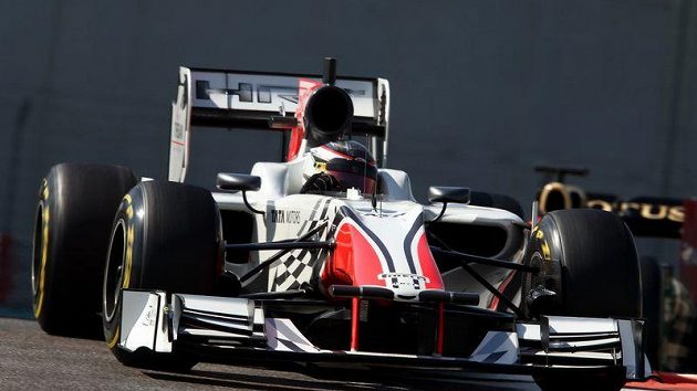 Jan Charouz v kokpitu monopostu HRT při testech v Abú Zabí. Jan Charouz v kokpitu monopostu HRT při testech v Abú Zabí.