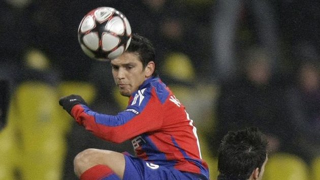 Mark Gonzalez (nahoře) z CSKA Moskva a Alvaro Negredo ze Sevilly. Mark Gonzalez (nahoře) z CSKA Moskva a Alvaro Negredo ze Sevilly.