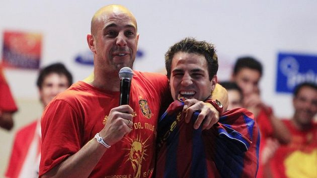 Cesc Fábregas (vpravo) v dresu Barcelony. Cesc Fábregas (vpravo) v dresu Barcelony.