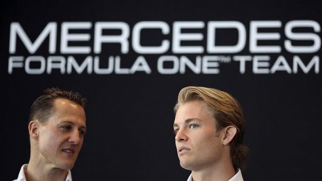 Michael Schumacher se svým stájovým kolegou Nico Rosbergem Michael Schumacher se svým stájovým kolegou Nico Rosbergem