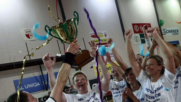 Radost házenkářek Veselí nad Moravou z vítězství v české fázi interligy. Radost házenkářek Veselí nad Moravou z vítězství v české fázi interligy.