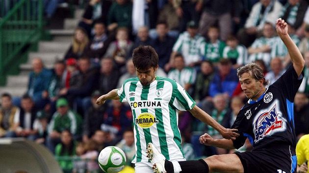 Vladimír Bálek z Bohemians 1905 (vlevo) v souboji s Patrikem Grossem z Kladna Vladimír Bálek z Bohemians 1905 (vlevo) v souboji s Patrikem Grossem z Kladna