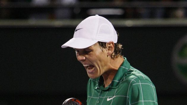 Vítězná gestikulace Tomáše Berdycha na turnaji v Miami při utkání proti Rogeru Federerovi. Vítězná gestikulace Tomáše Berdycha na turnaji v Miami při utkání proti Rogeru Federerovi.