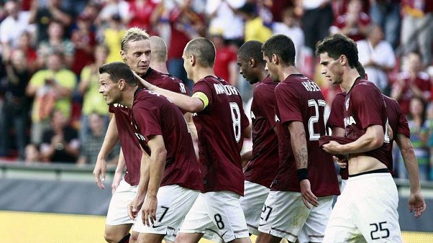 Fotbalisté Sparty oslavují jednu ze vstřelených branek do sítě FK Sarajevo. Fotbalisté Sparty oslavují jednu ze vstřelených branek do sítě FK Sarajevo.