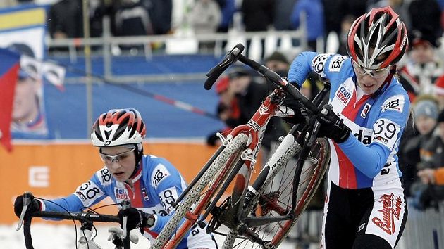 Česká cyklokrosařka Martina Mikulášková (vepředu) na archivním snímku z MS v Táboře Česká cyklokrosařka Martina Mikulášková (vepředu) na archivním snímku z MS v Táboře