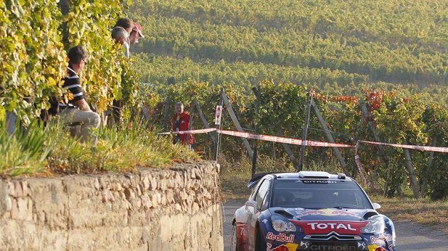 Sébastien Ogier v citroënu během Francouzské rallye. Sébastien Ogier v citroënu během Francouzské rallye.