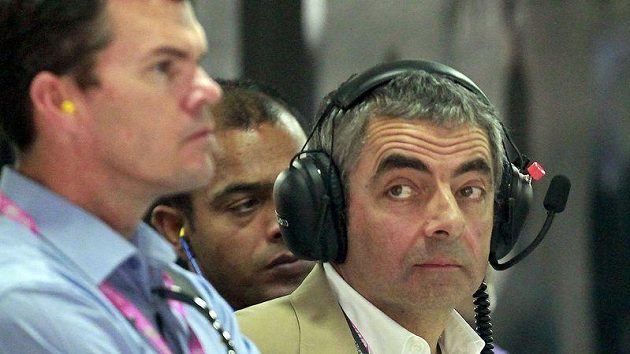 Britský herec Rowan Atkinson (vpravo) sleduje v zázemí týmu McLaren Velkou cenou Indie formule 1. Britský herec Rowan Atkinson (vpravo) sleduje v zázemí týmu McLaren Velkou cenou Indie formule 1.