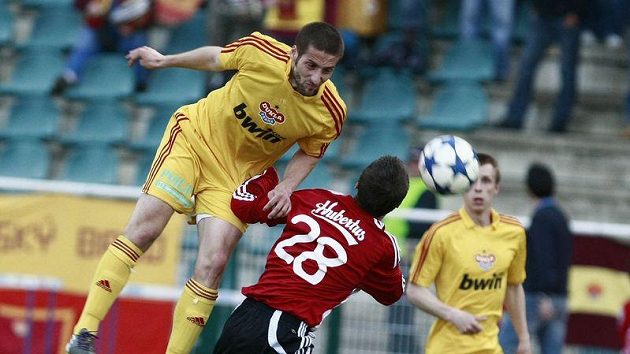Petr Malý z Dukly (vlevo) v hlavičkovém souboji s žižkovským Janem Zawadou. Petr Malý z Dukly (vlevo) v hlavičkovém souboji s žižkovským Janem Zawadou.
