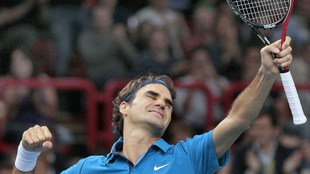 Šťastný Roger Federer po vítězství na turnaji Masters v Paříži. Šťastný Roger Federer po vítězství na turnaji Masters v Paříži.