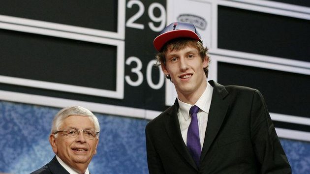 Český basketbalista Jan Veselý s komisionářem NBA Davidem Sternem Český basketbalista Jan Veselý s komisionářem NBA Davidem Sternem