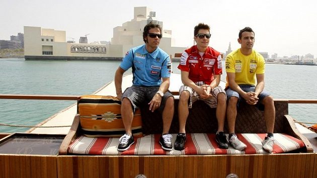 Hvězdy MotoGP Loris Capirossi, Nicky Hayden a Hector Barbera (zleva) v katarském přístavu. Hvězdy MotoGP Loris Capirossi, Nicky Hayden a Hector Barbera (zleva) v katarském přístavu.
