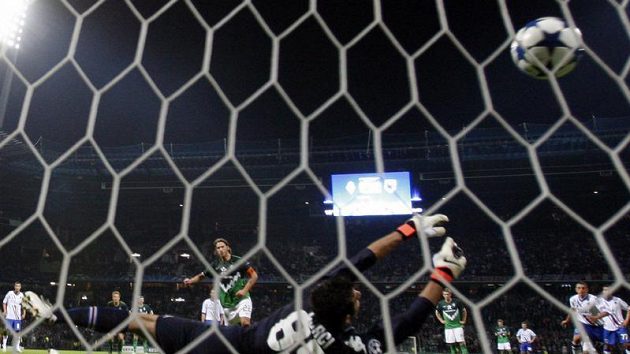Brémský exekutor Torsten Frings skóruje z penalty v utkání se Sampdorií Janov. Brémský exekutor Torsten Frings skóruje z penalty v utkání se Sampdorií Janov.