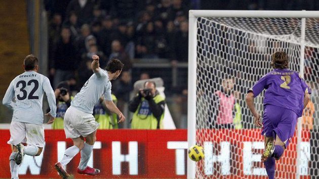 Libor Kozák z Lazia Řím (druhý zleva) proměňuje penaltu v utkání s Fiorentinou. Libor Kozák z Lazia Řím (druhý zleva) proměňuje penaltu v utkání s Fiorentinou.