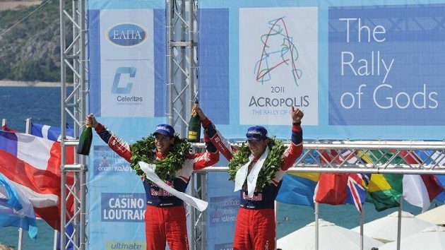 Sébastien Ogier (vpravo) oslavuje s navigátorem Julienem Ingrassiou triumf v Rallye Akropolis. Sébastien Ogier (vpravo) oslavuje s navigátorem Julienem Ingrassiou triumf v Rallye Akropolis.