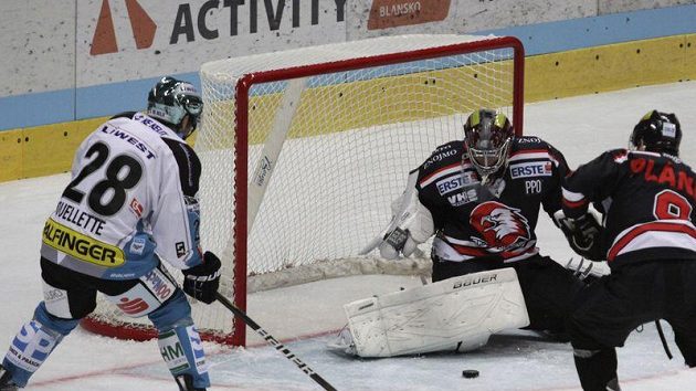 Brankář Znojma Ondřej Kacetl zasahuje před Ouellettem z Lince Brankář Znojma Ondřej Kacetl zasahuje před Ouellettem z Lince