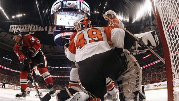Útočník Chicaga Kris Versteeg (vlevo) překonává brankáře Philadelphie Michaela Leightona. Útočník Chicaga Kris Versteeg (vlevo) překonává brankáře Philadelphie Michaela Leightona.