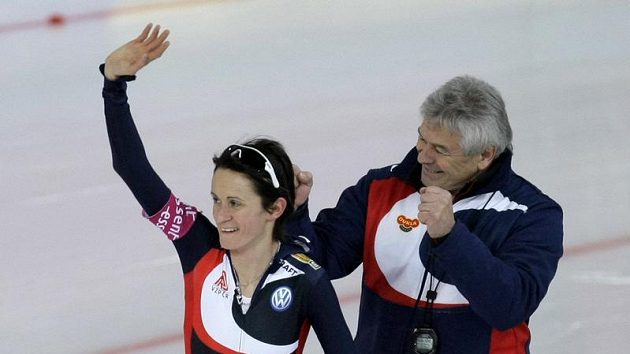 Martina Sáblíková (vlevo) oslavuje spolu s trenérem Petrem Novákem vítězství v závodu na 3000 metrů na ME ve víceboji v norském Hamaru. Martina Sáblíková (vlevo) oslavuje spolu s trenérem Petrem Novákem vítězství v závodu na 3000 metrů na ME ve víceboji v norském Hamaru.