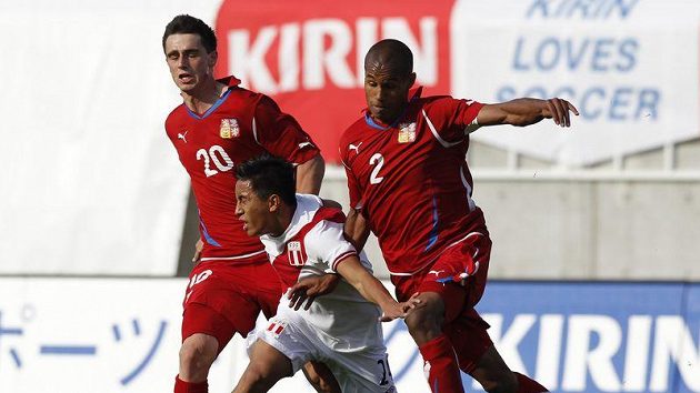 Kamil Vacek (vlevo) a Theodor Gebre Selassie během zápasu s Peru. Kamil Vacek (vlevo) a Theodor Gebre Selassie během zápasu s Peru.