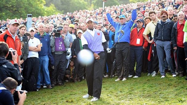 Golfový míček z hole Tigera Woodse míří na fotografa. Golfový míček z hole Tigera Woodse míří na fotografa.