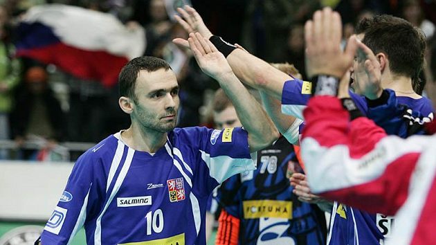 Florbalista Pavel Kožušník oslavuje se spoluhráči vstřelenou branku v utkání s Ruskem. Florbalista Pavel Kožušník oslavuje se spoluhráči vstřelenou branku v utkání s Ruskem.