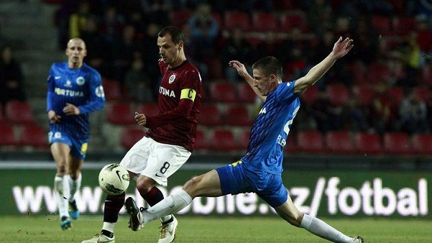 Záložník Sparty Marek Matějovský (vlevo) si kryje míč před libereckým Jiřím Fleišmanem. Záložník Sparty Marek Matějovský (vlevo) si kryje míč před libereckým Jiřím Fleišmanem.