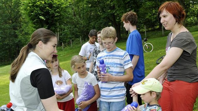 Šárka Záhrobská (vlevo) strávila v Divoké Šárce příjemný letní s dětmi z dětského domova ve Vizovicích. Šárka Záhrobská (vlevo) strávila v Divoké Šárce příjemný letní s dětmi z dětského domova ve Vizovicích.