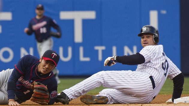 Cujoši Nišioka z Minnesoty (vlevo) se svíjí po ataku Nicka Swishera z New Yorku Yankees Cujoši Nišioka z Minnesoty (vlevo) se svíjí po ataku Nicka Swishera z New Yorku Yankees
